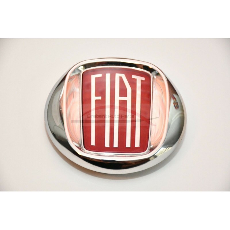 Verslaggever Civiel Rijke man Fiat 500 ANNIVERSARIO embleem voorzijde